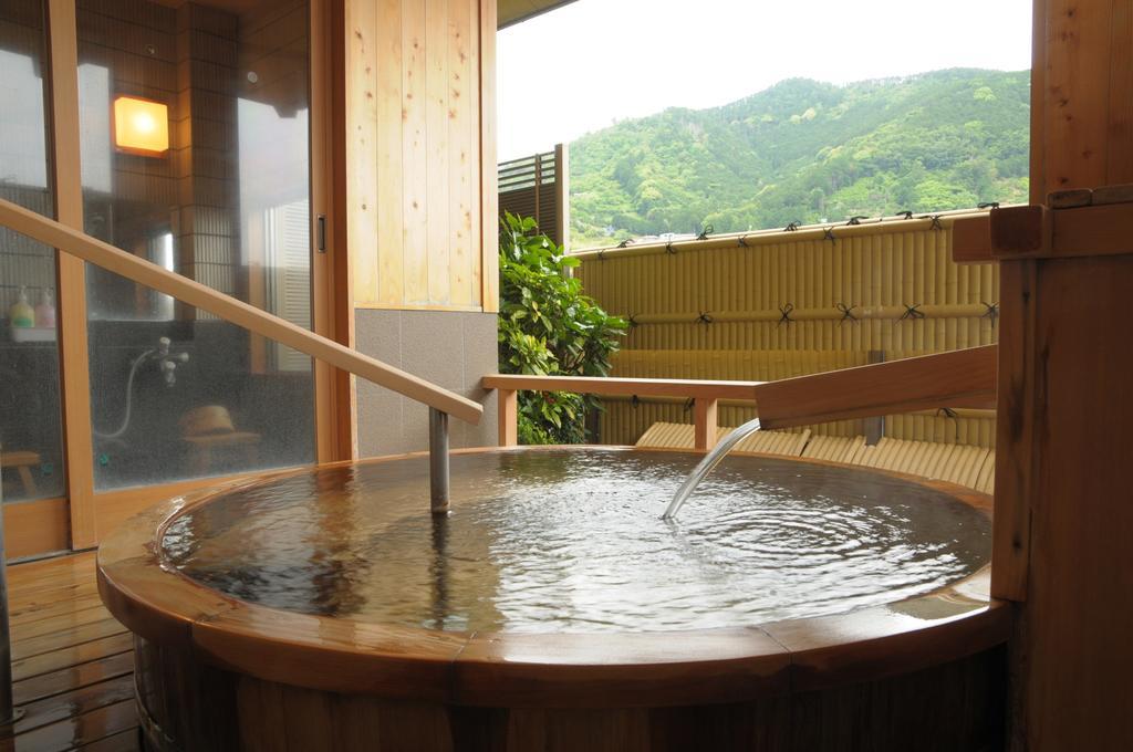 Yugawara Onsen Kawasegien Isuzu Hotel Атами Экстерьер фото