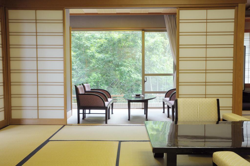 Yugawara Onsen Kawasegien Isuzu Hotel Атами Экстерьер фото